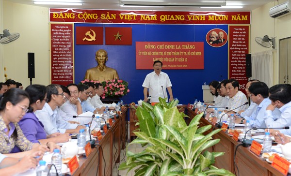 HCMC Party Committee Secretary Dinh La Thang states at the meeting with District 10 (Photo: SGGP)